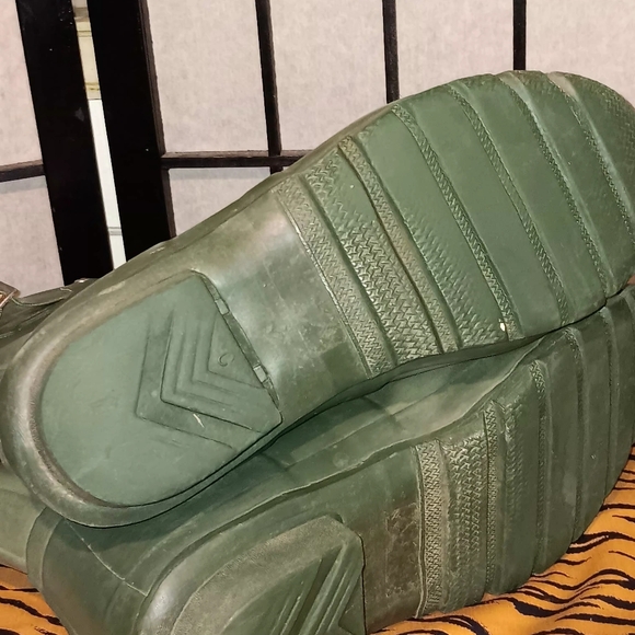 Hunter Classic Olive Boots Size 9 Men OR Size 10 Women main image 4